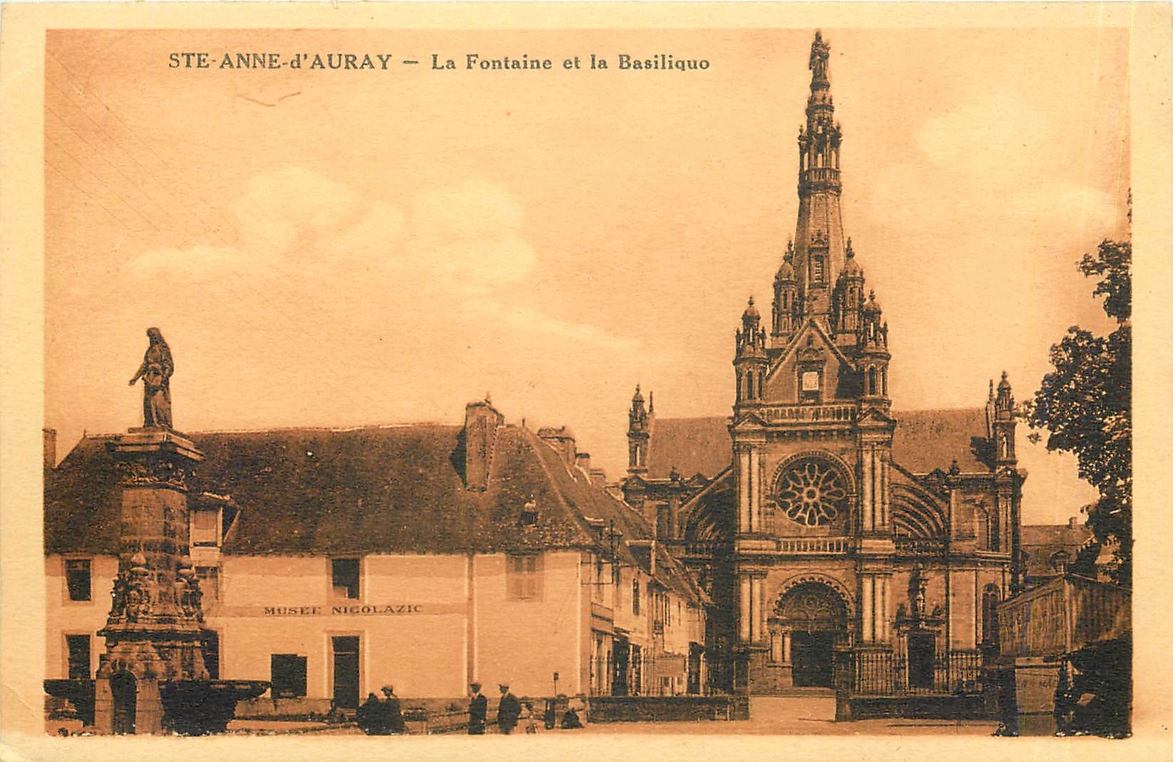 CPA Ste Anne d'Auray La Fontaine et la Basiliquo 