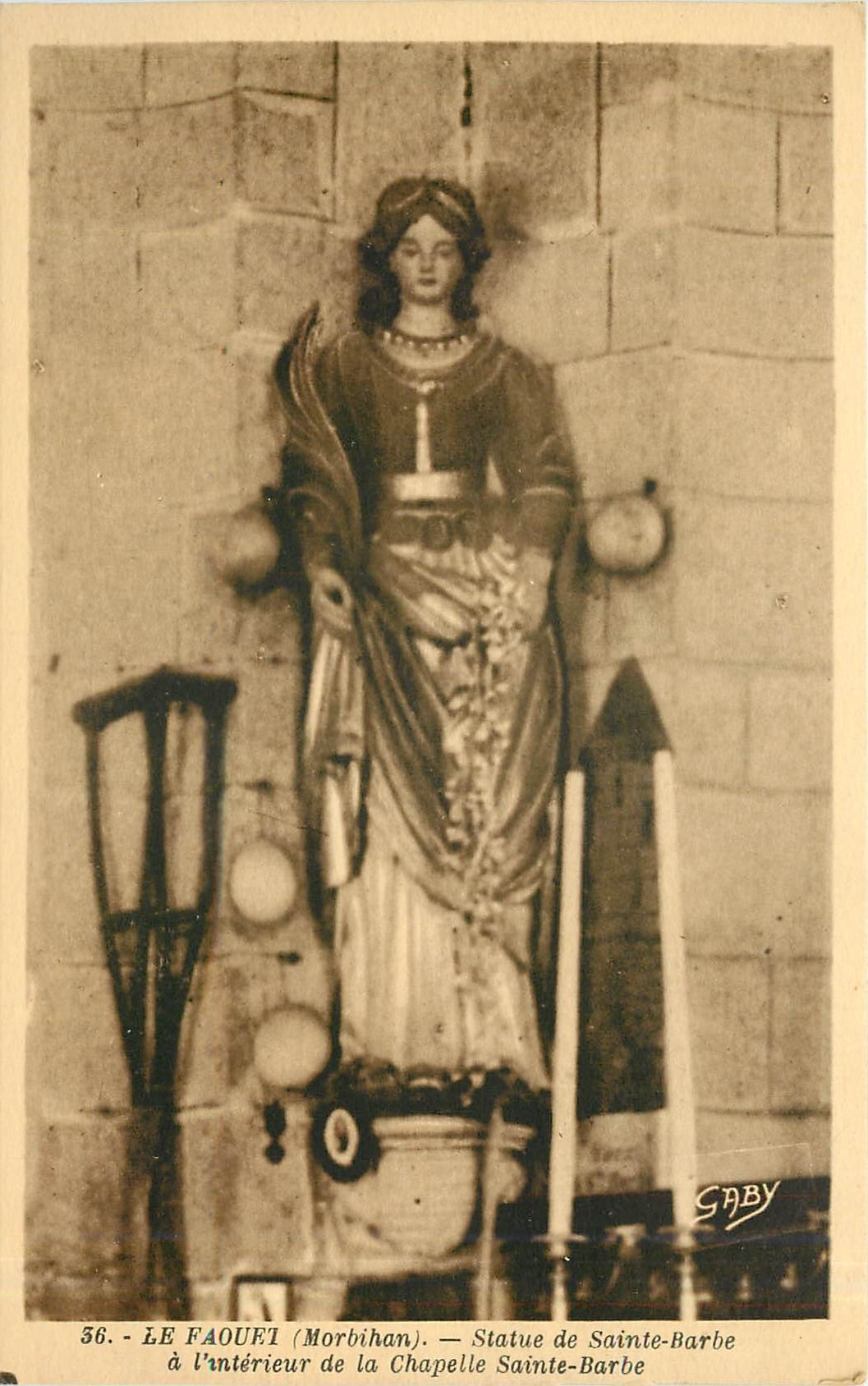 CPA Le Faouet Morbihan Statue de Sainte Barbe a l'Interieur de la Chapelle Sainte Barbe 