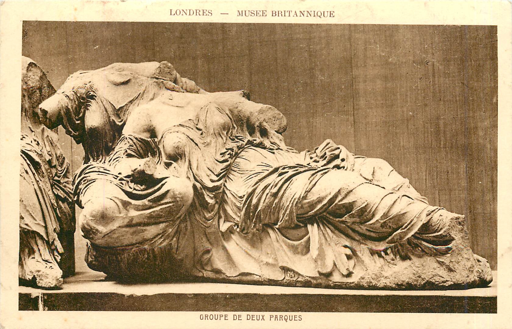 CPA Londres Musee Britannique Groupe de Deux Parques 