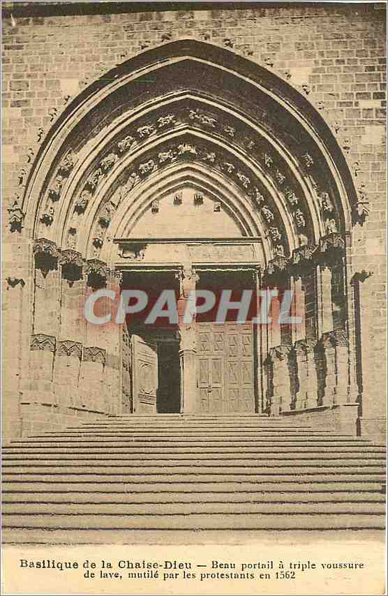 CPA Basilique de la Chaise Dieu Beau portail a triple voussure de lave mutile par les protestants en