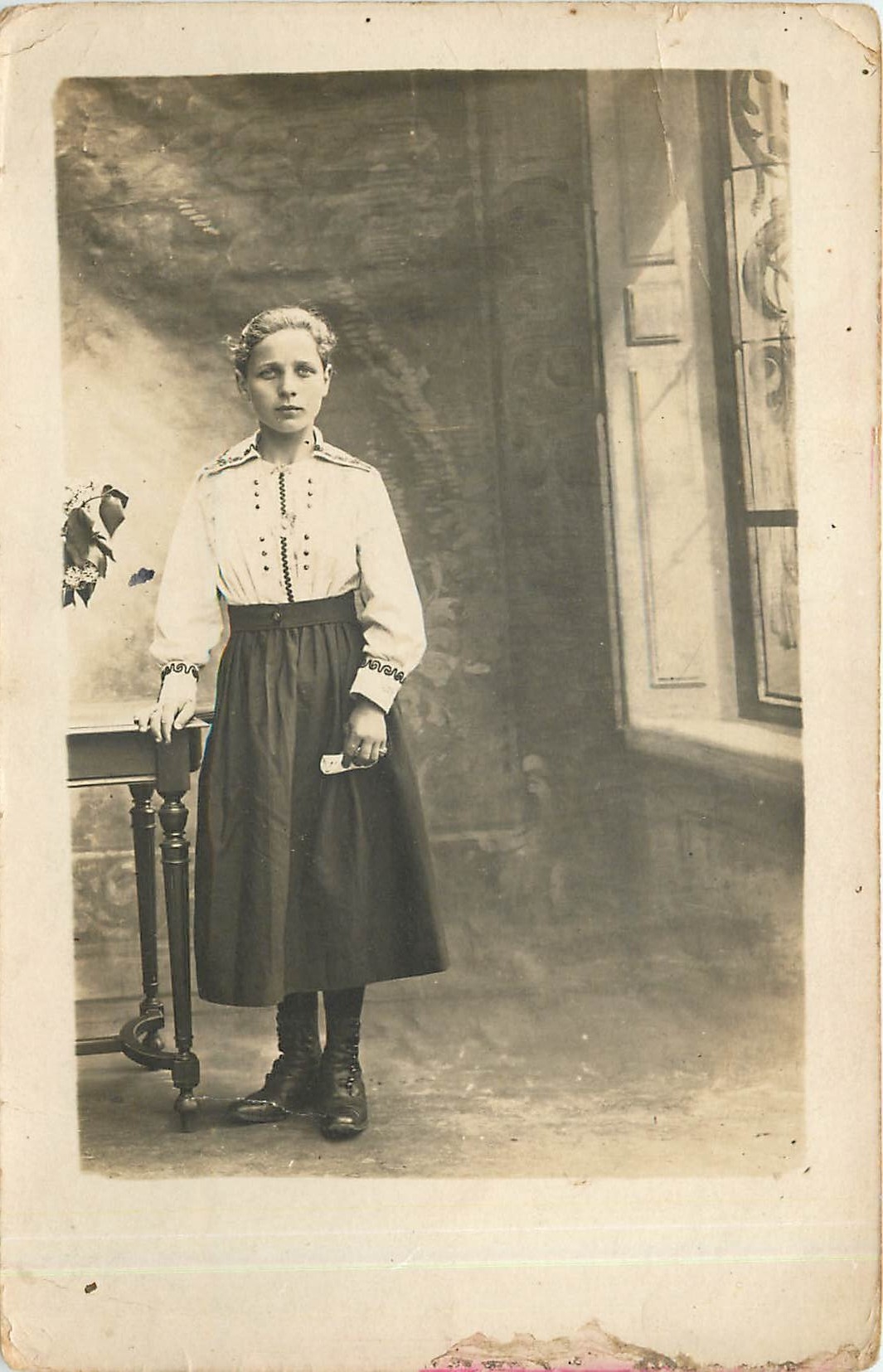 Jeune fille en tenue traditionnelle — studio photographique — éditeur non identifié