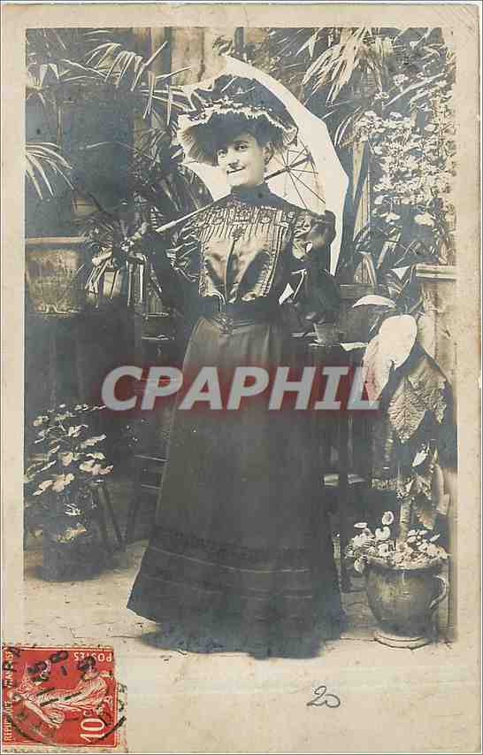 Femme en robe sombre et chapeau à plumes — jardin tropical — éditeur Guilleminot, Bespflug et Cie, Paris