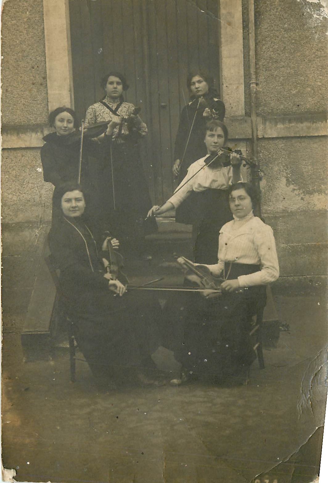Sechs junge Frauen mit Violinen — General Photography of Schools — Paris