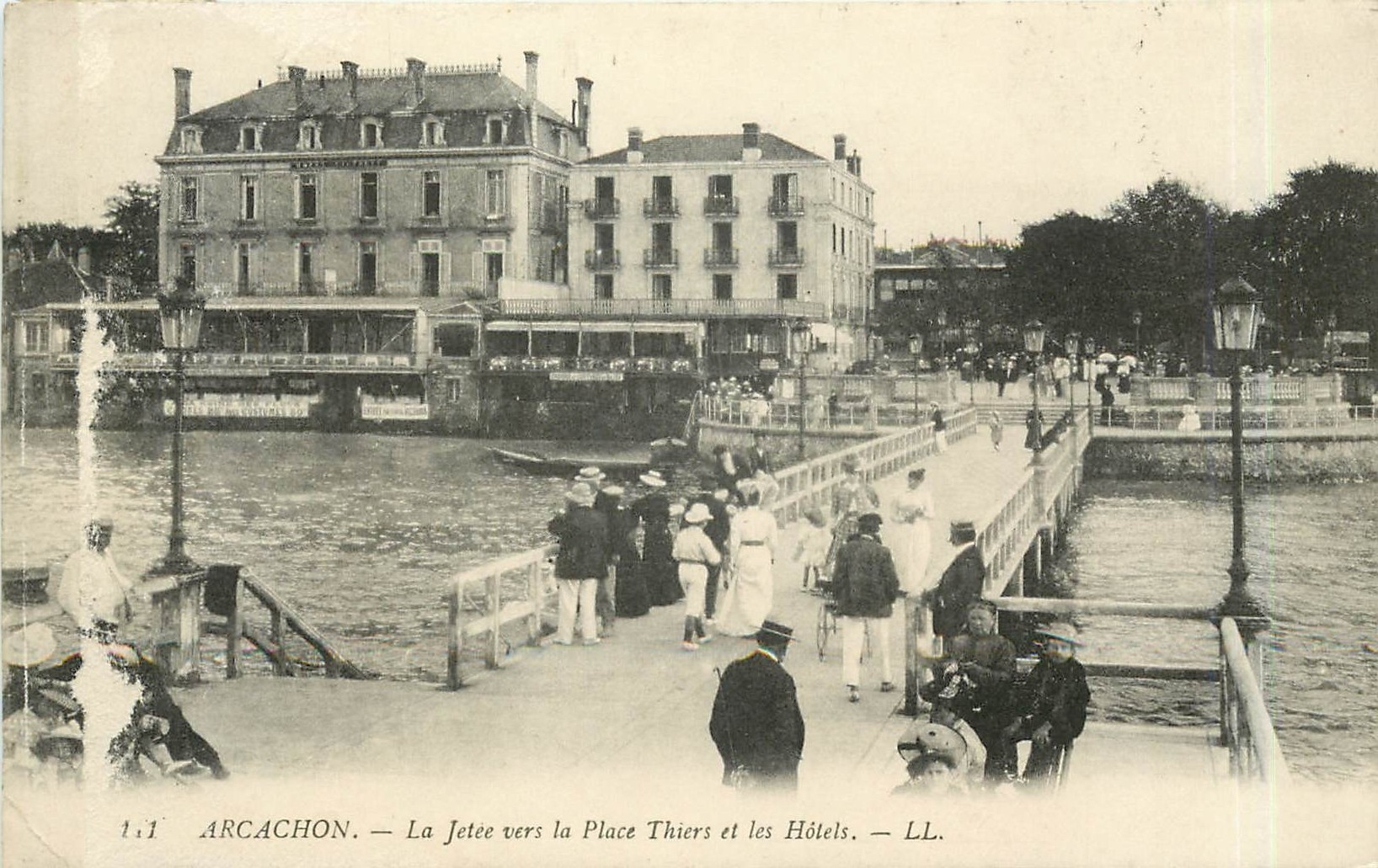 CPA Arcachon La Jetee vers la Place Thiers et les Hotels 