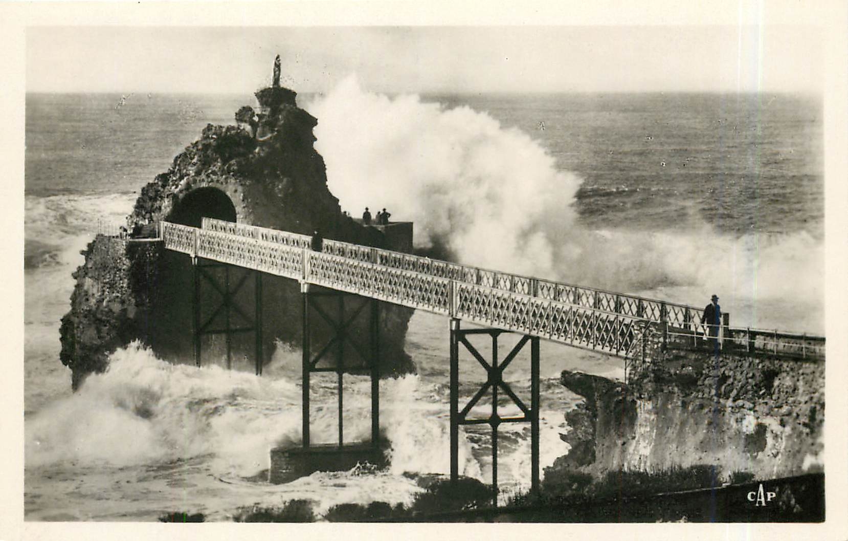 CPA Biarritz La tempete au Rocher de la Vierge 
