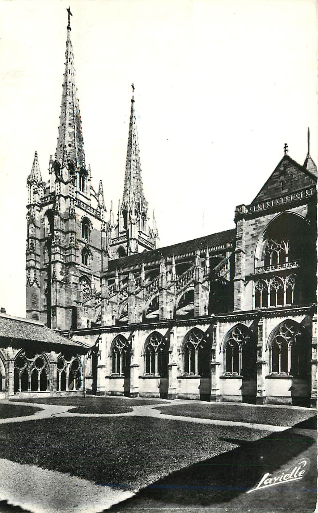 CPA Bayonne La Cathedrale vue de l'Interieur du Cloitre 