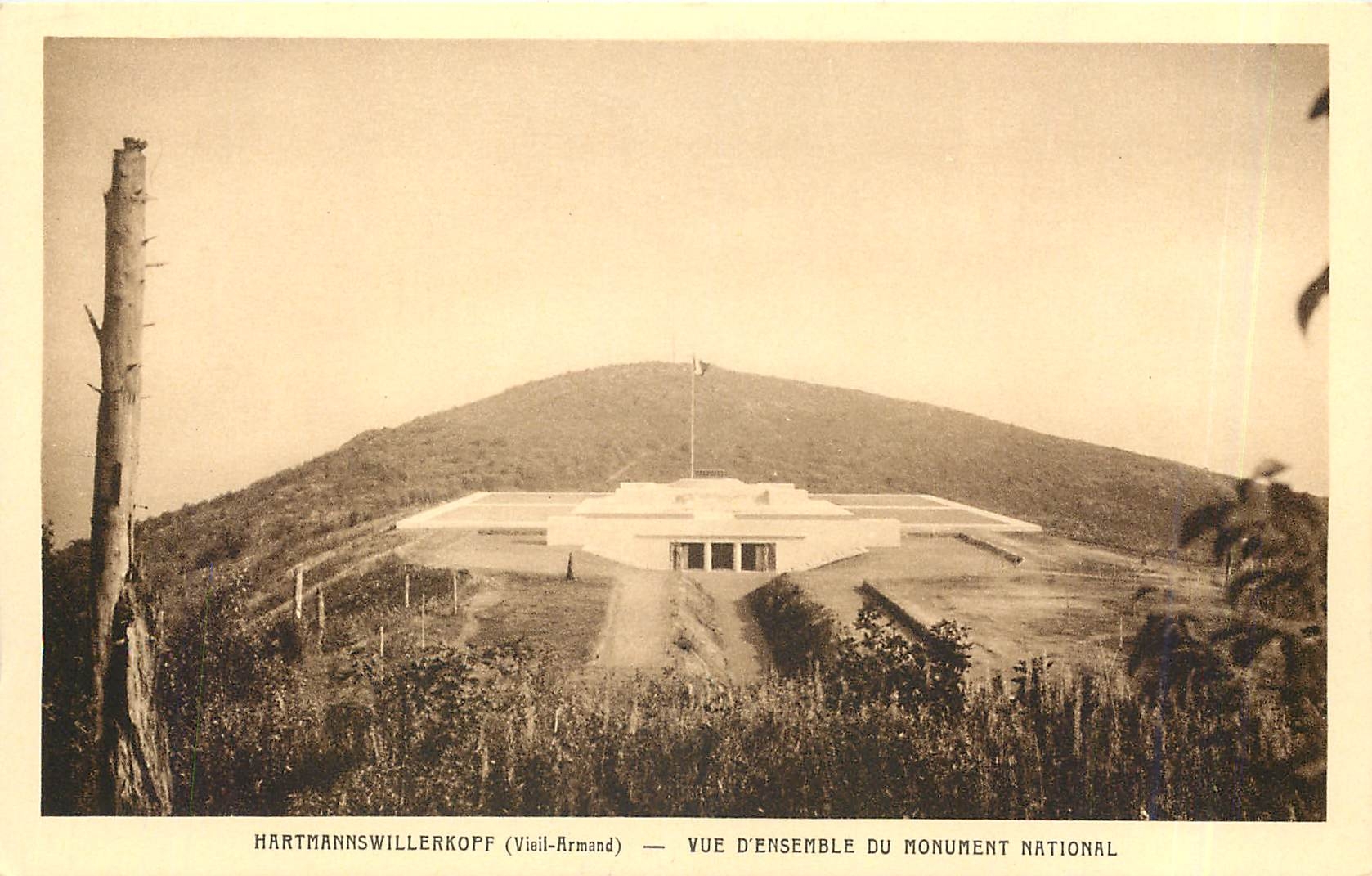 CPA Hartmannswillerkopf Vieil Armand Vue d'Ensemble du Monument National 