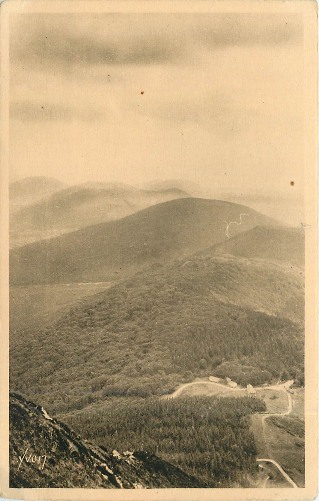 CPA Auvergne Clermont Ferrand P de D Au Sommet du Puy de Dome Les Monts Domes ou Chaine des Puys 