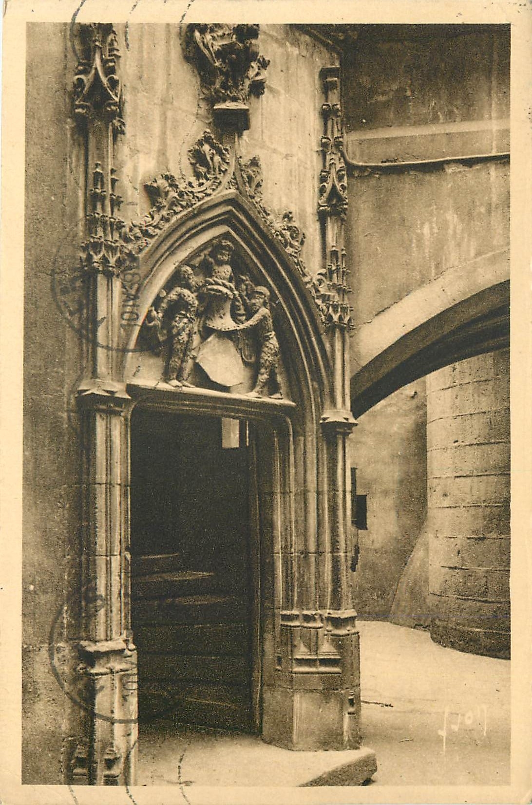 CPA Clermont Ferrand P de D Vieille Maison rue des Chaussetiers 