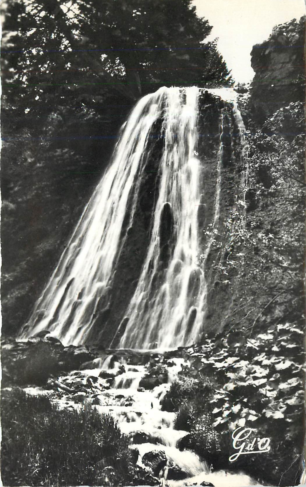 CPA L'Auvergne Environs du Mont Dore et de La Bourboule Cascade du Rossignolet 