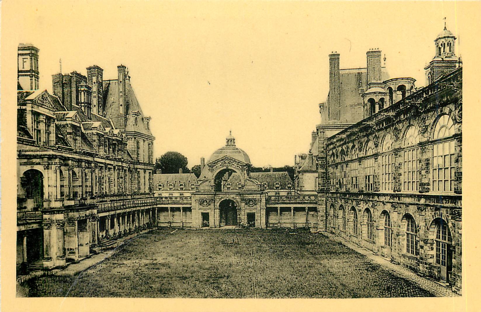 Castello di Fontainebleau — La Cour Ovale — Édition des Musées Nationaux, n°38