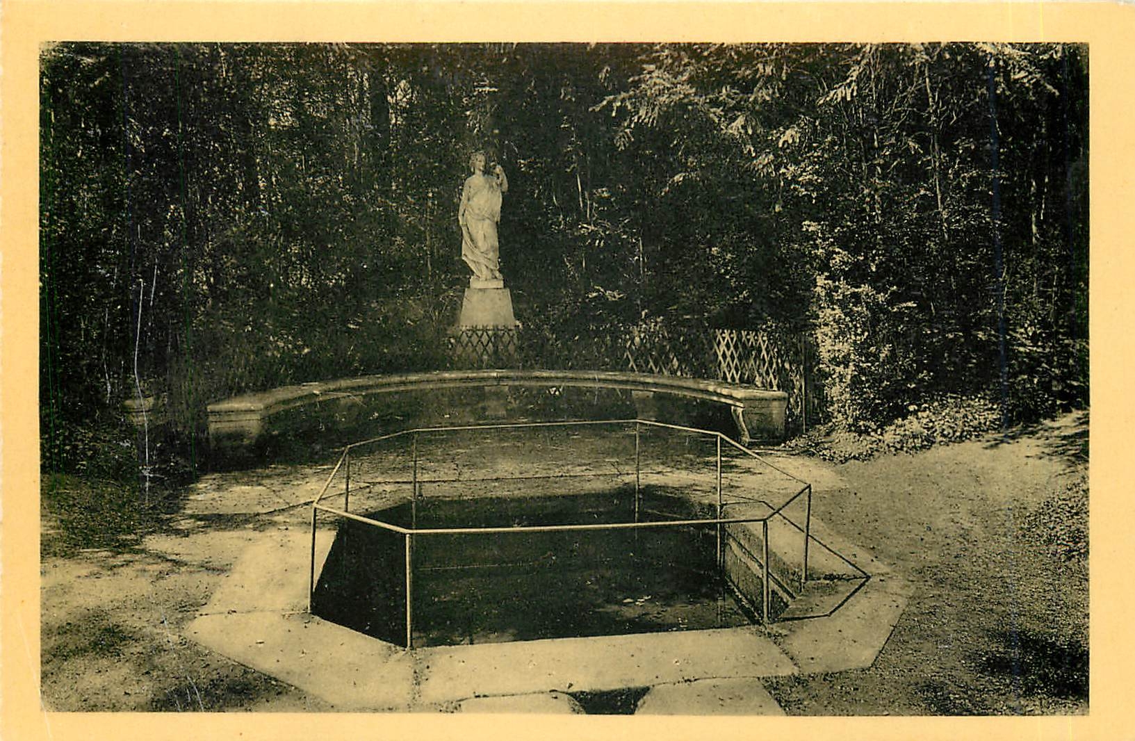 Fontaine Belleau — Château de Fontainebleau — Édition des Musées Nationaux n°46