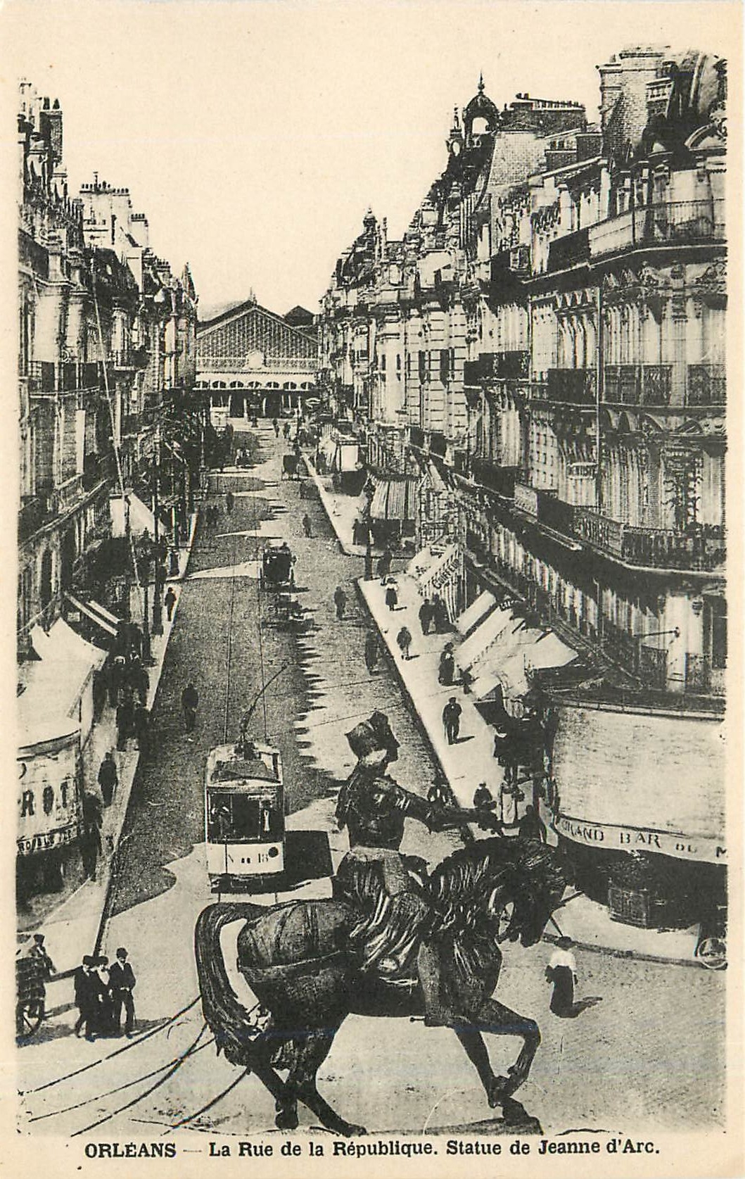 Orléans — La Rue de la République. Statue de Jeanne d'Arc.