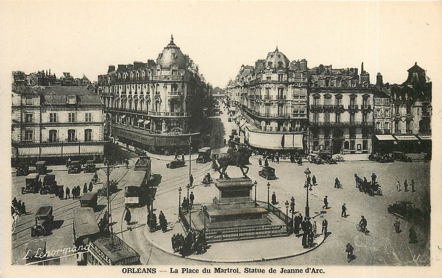 CPA Orleans La Place du Martroi Statue de Jeanne d'Arc 