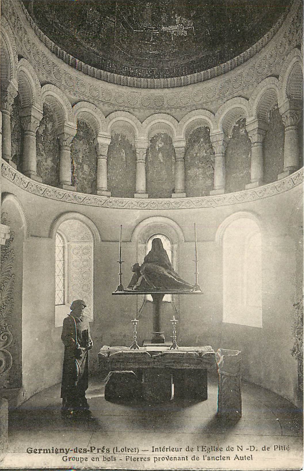 CPA Germigny des Pres Loiret Interieur de l'Eglise de ND de Pitie Groupe en bois Plerres provenant d