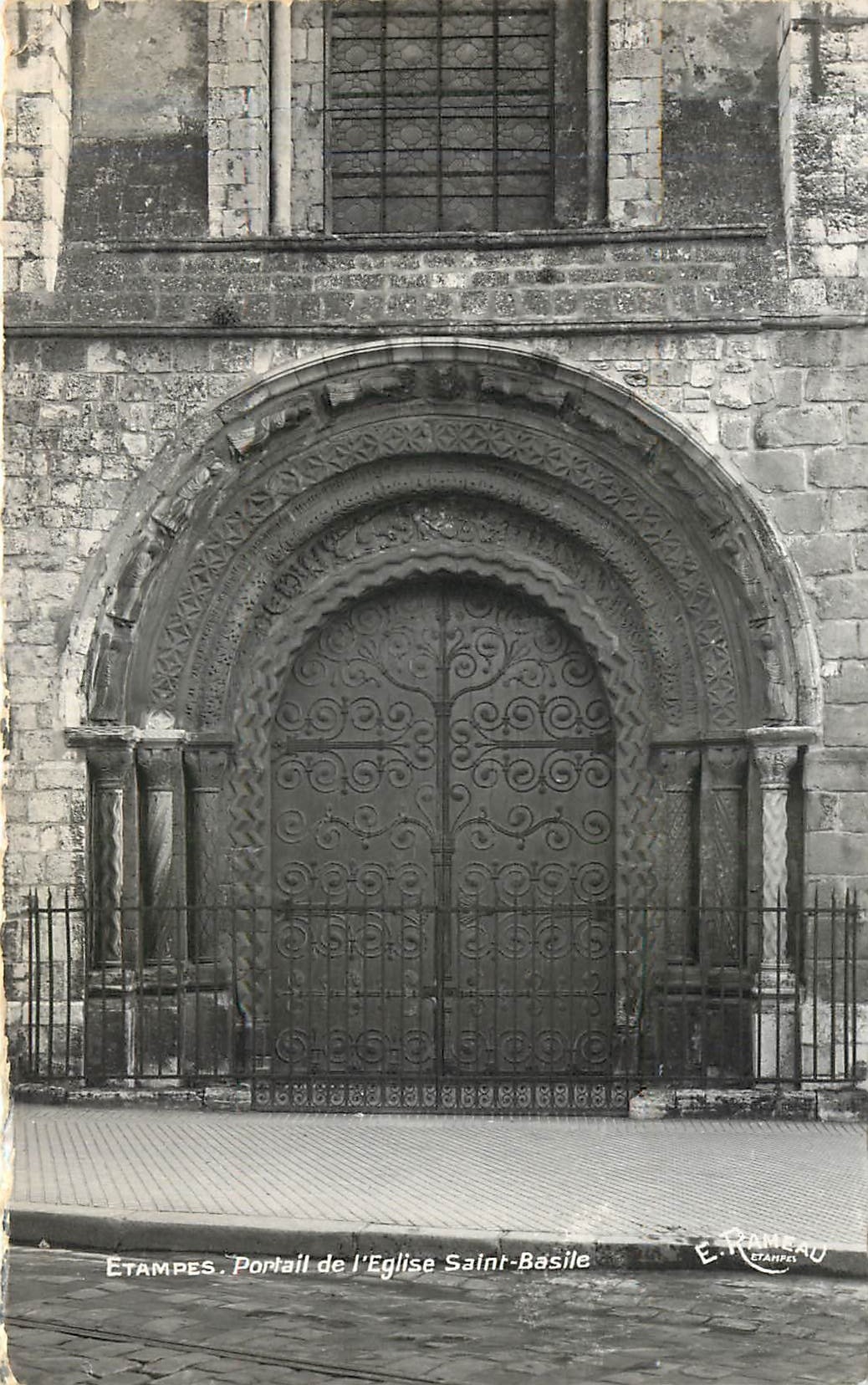 CPM Etampes Portail de l'Eglise Saint Basile 