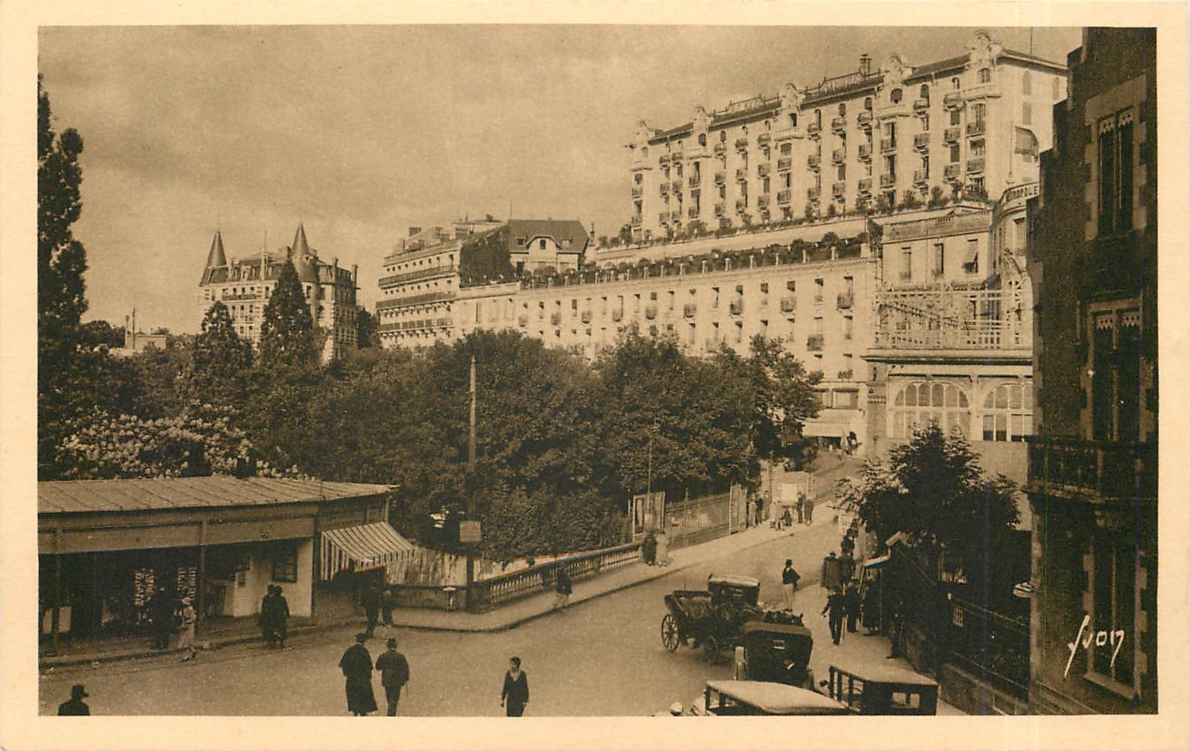 CPA Royat Puy de Dome La Place Allard et les Grands Hotels du Boulevard Bazin 