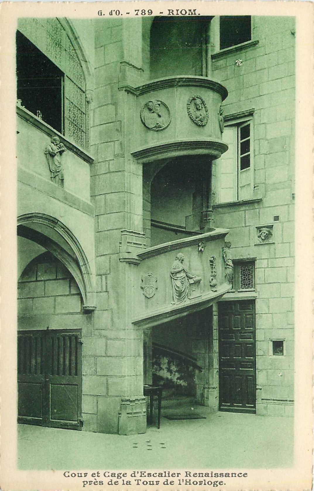 CPA Riom Cour et Cage d'Escalier Renaissance pres de la Tour de l'Horloge 