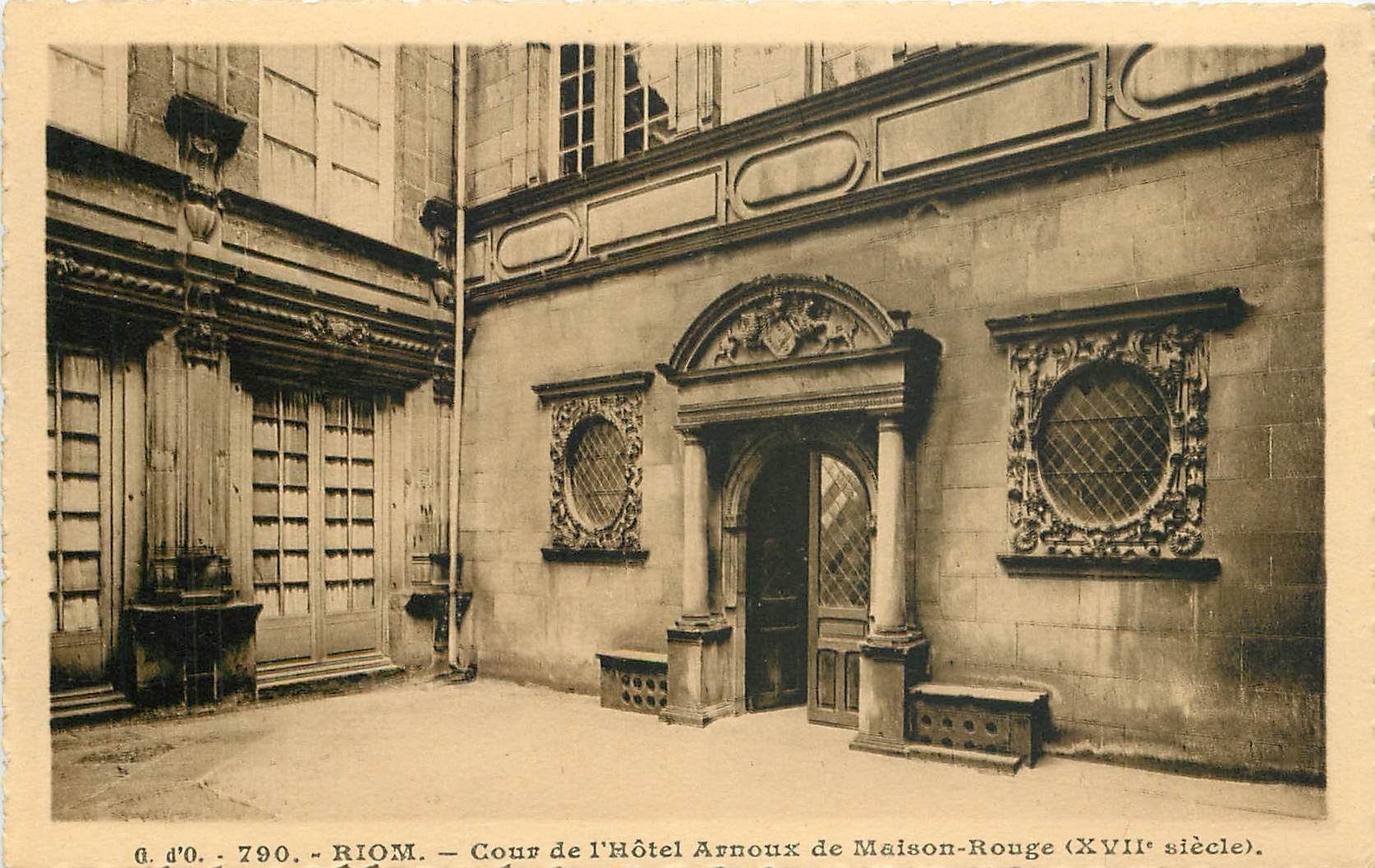 CPA Riom Cour de l'Hotel Arnoux de Maison Rouge 