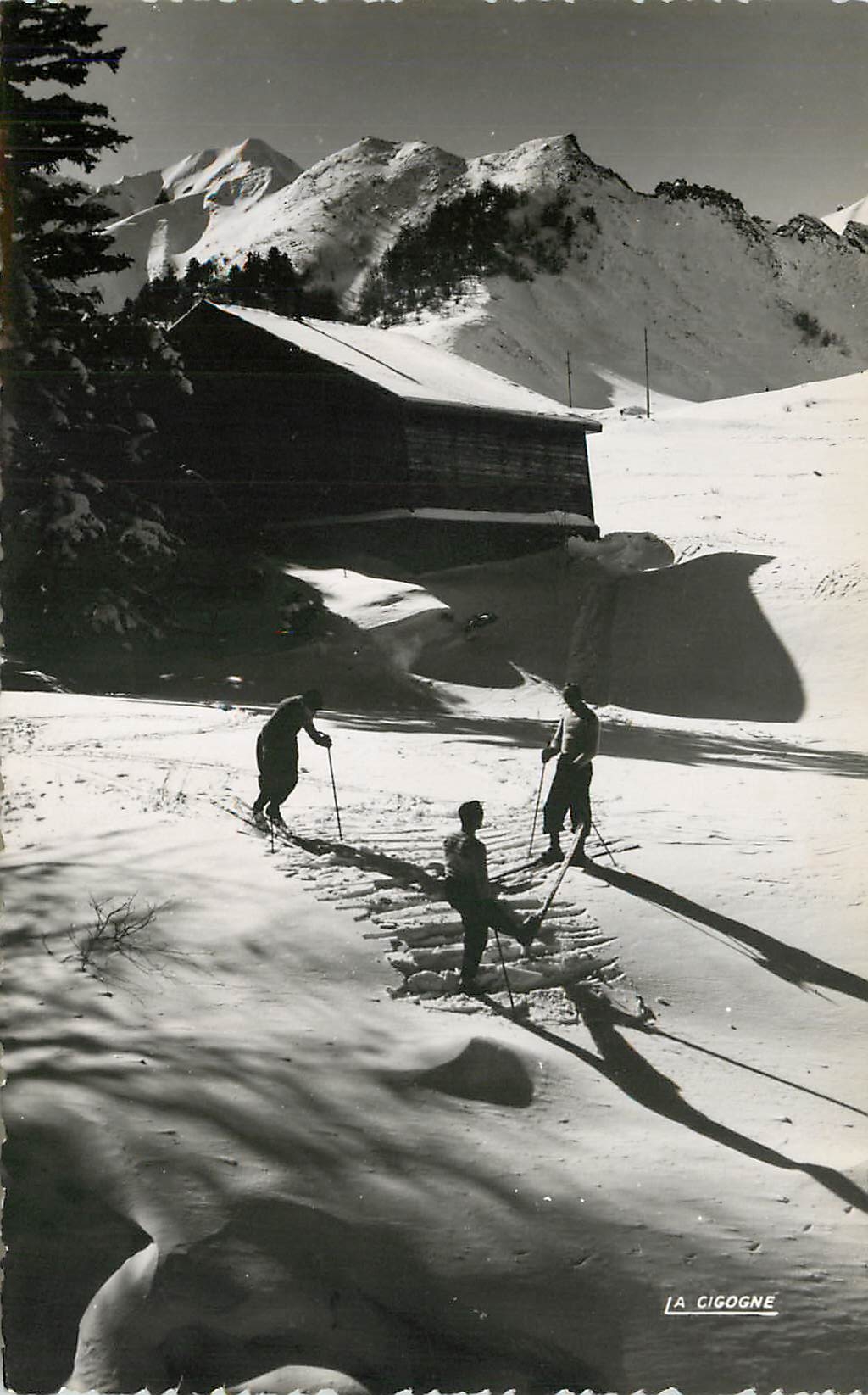 CPM Le Mont Dore P de D Le Chalet du Club Alpin Francais et le Sancy 