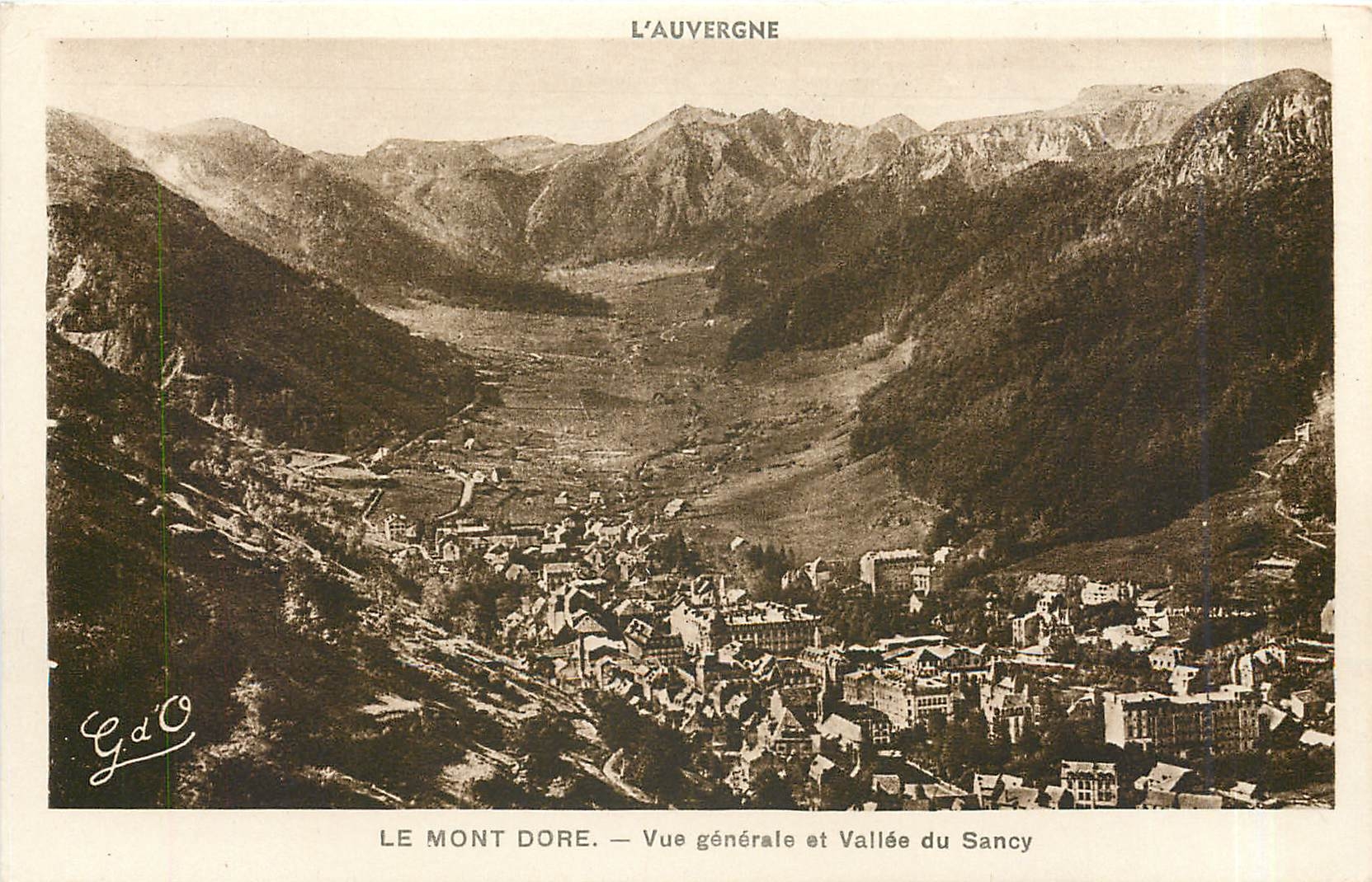 CPA L'Auvergne Le Mont Dore Vue generale et Vallee du Sancy 