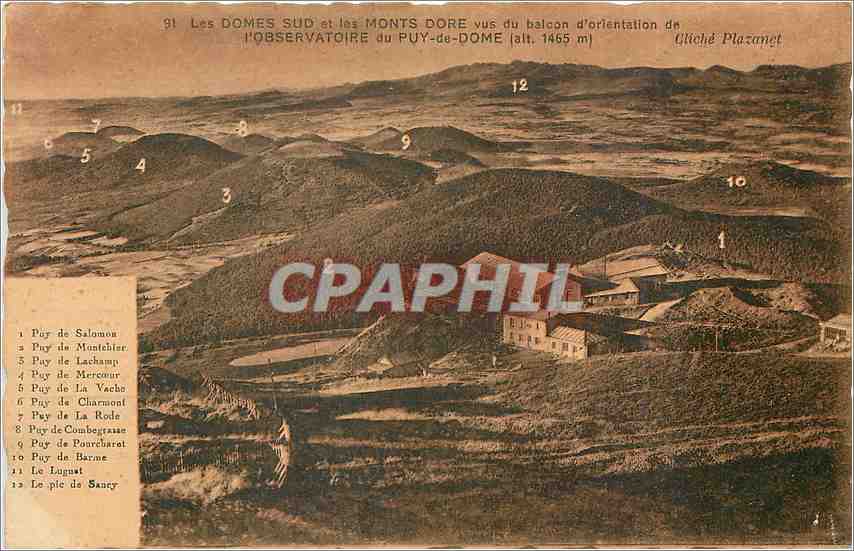 Les DOMES SUD et les MONTS DORE vus du balcon d'orientation de l'OBSERVATOIRE du PUY-de-DOME (alt. 1465 m) — cliché Plazanet