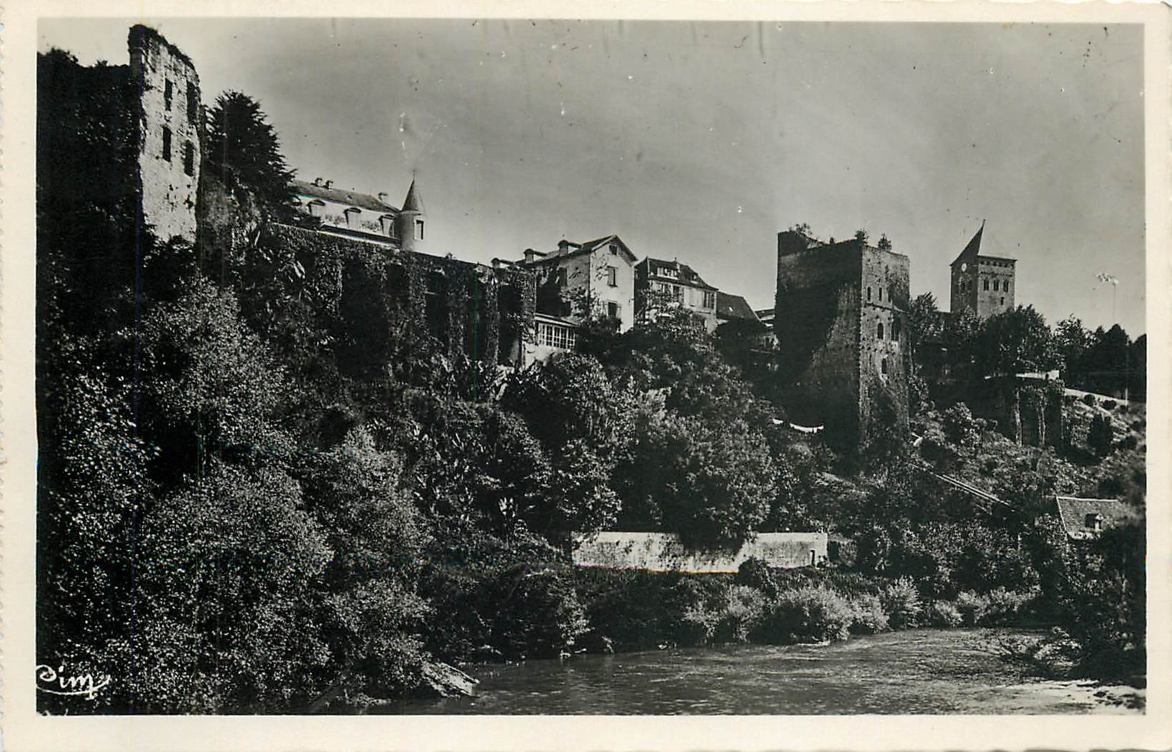 CPA Sauveterre de Bearn BP Les ruines des Souverains du Bearn et le Tour Montreal Le Gave aux beaux 