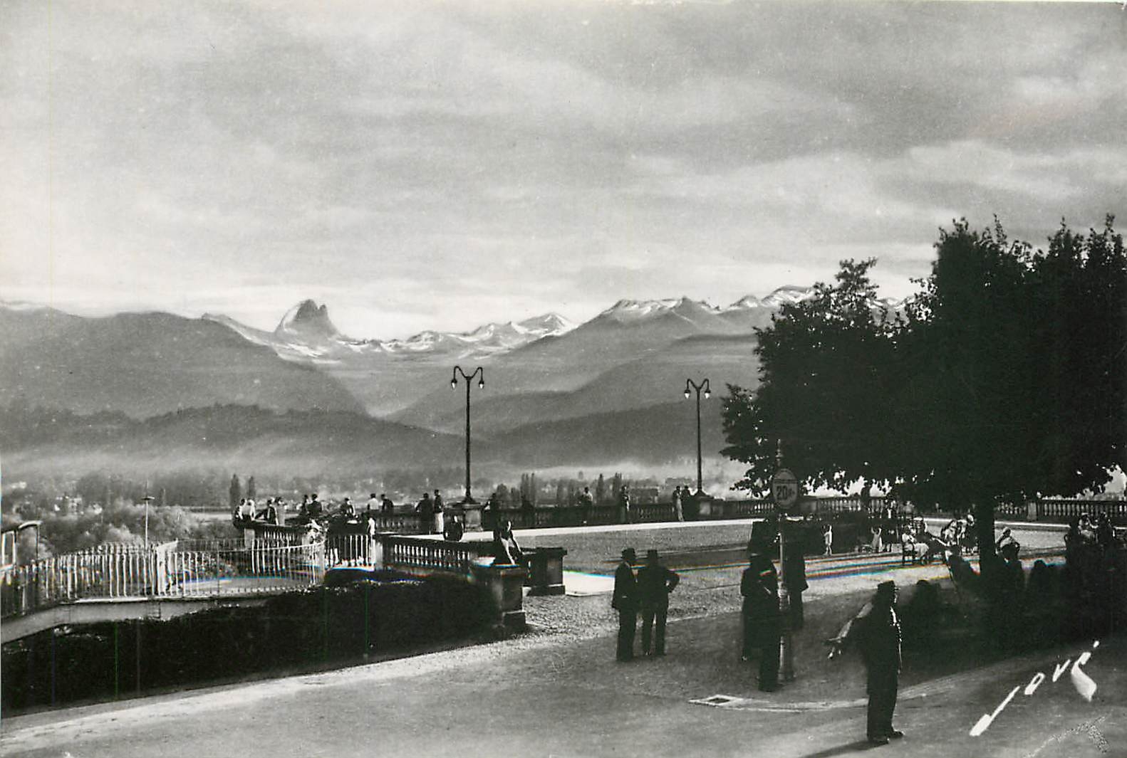 La Terrasse, die Pyrenäen und der Pic du Midi d'Ossau — Editions JOVÉ, Pau (B.P.)