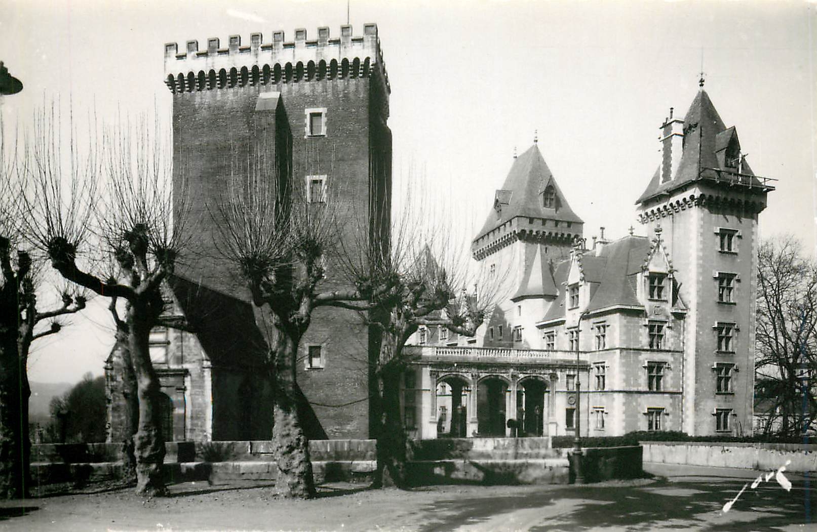 Pau — Le château Henri IV — Façade Est en hiver — Ed. Jove, PAU