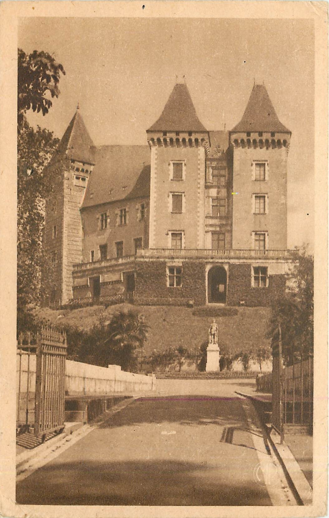 Pau (Basses-Pyrénées) — Le Château (vue de la Basse-Plante) — Édition M. Deloye, n° 614