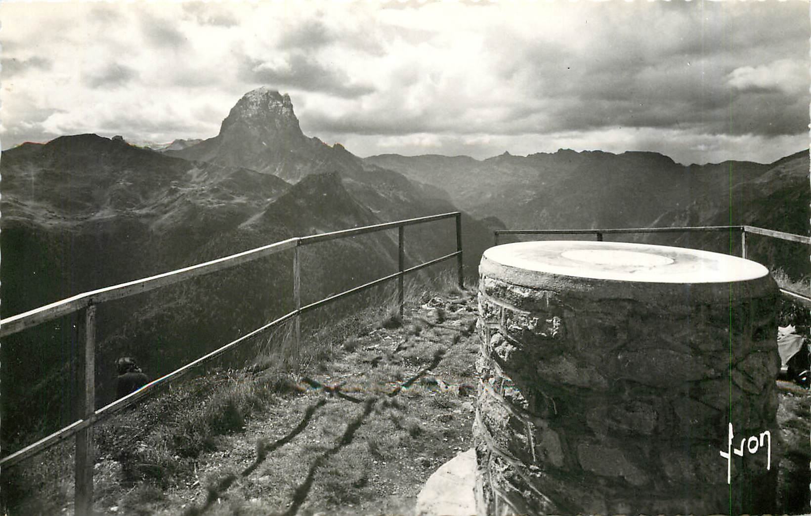 L'Artouste (B.-P.) — Table d'orientation du pic de la Sagette et le pic du Midi d'Ossau (2885 m.) — Les Éditions d'Art, Paris, 15, rue Marial