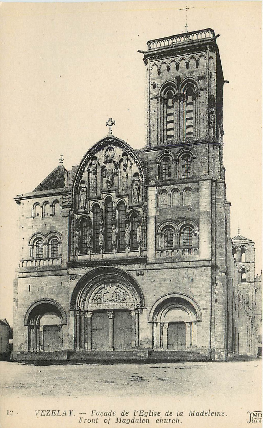 CPA Vezelay Facade de l'Eglsie de la Madeleine 