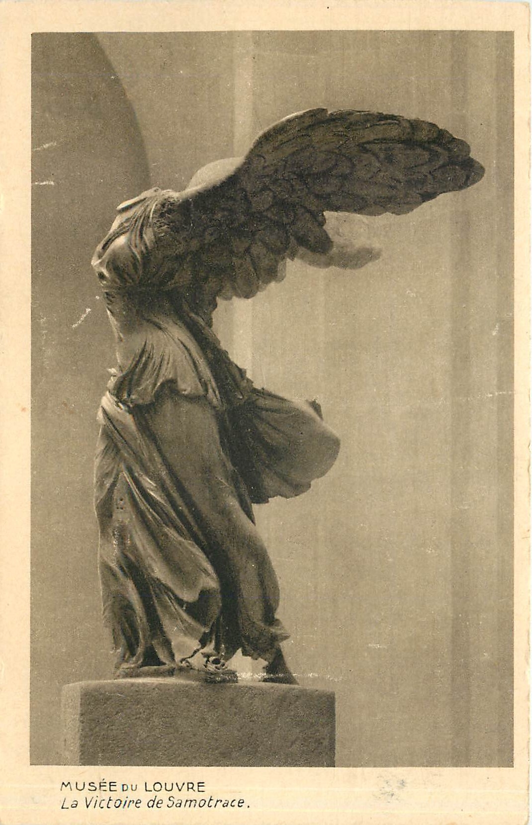 CPA Musee du Louvre La Victoire de Samotrace 
