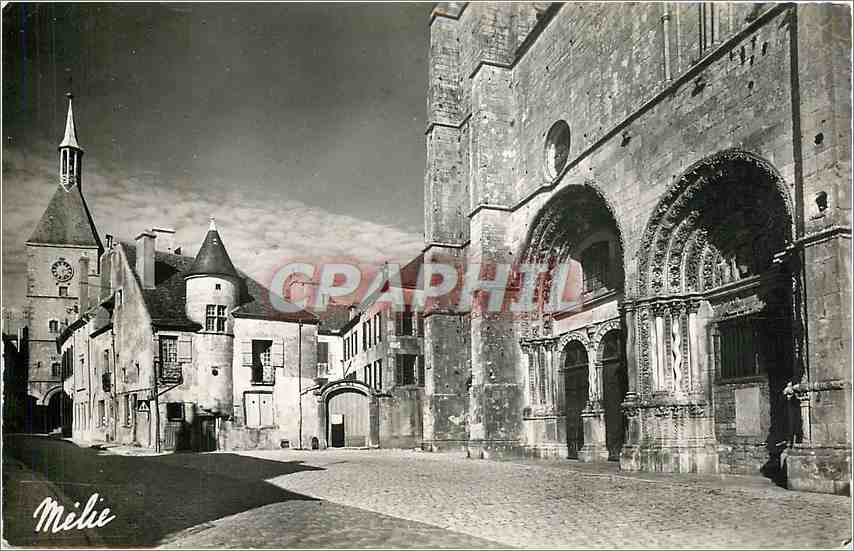 CPM Avallon Yonne Tour de l'Horloge Maison du XVs Portail de l'Eglise St Lazare 
