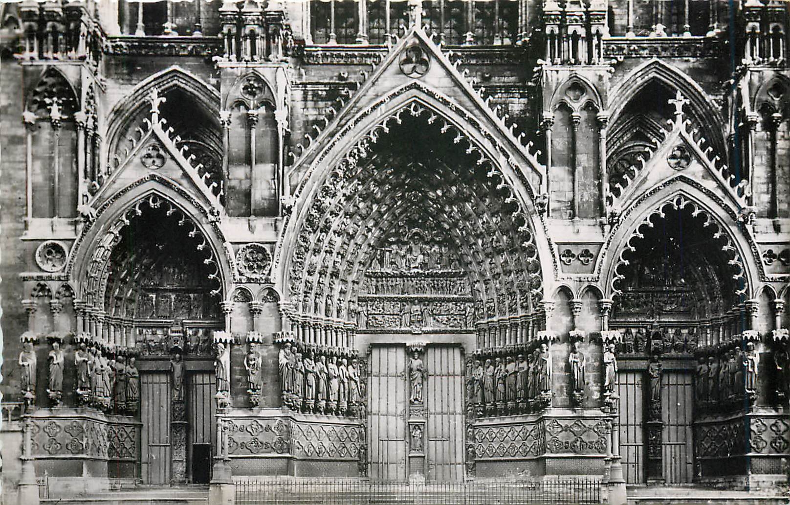 CPA Amiens Somme La Cathedrale Le Grand Portail 