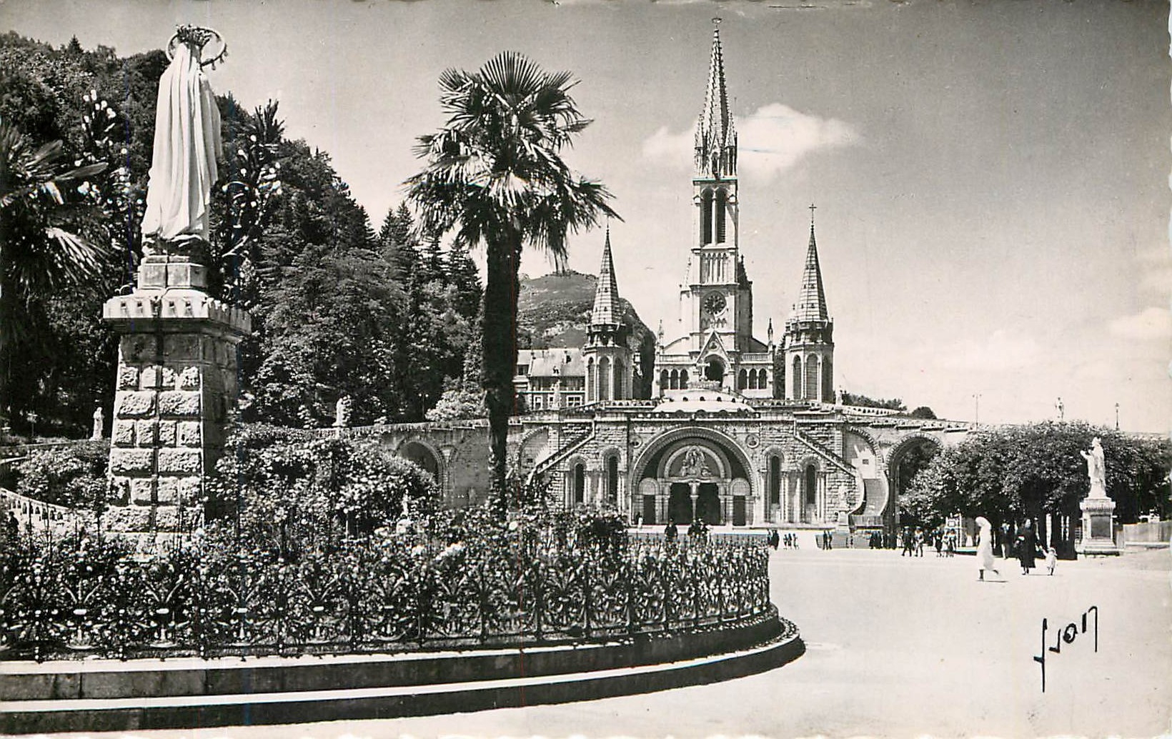 CPM Lourdes Htes Pyrenees La Basilique et la Vierge de l'Esplanade 