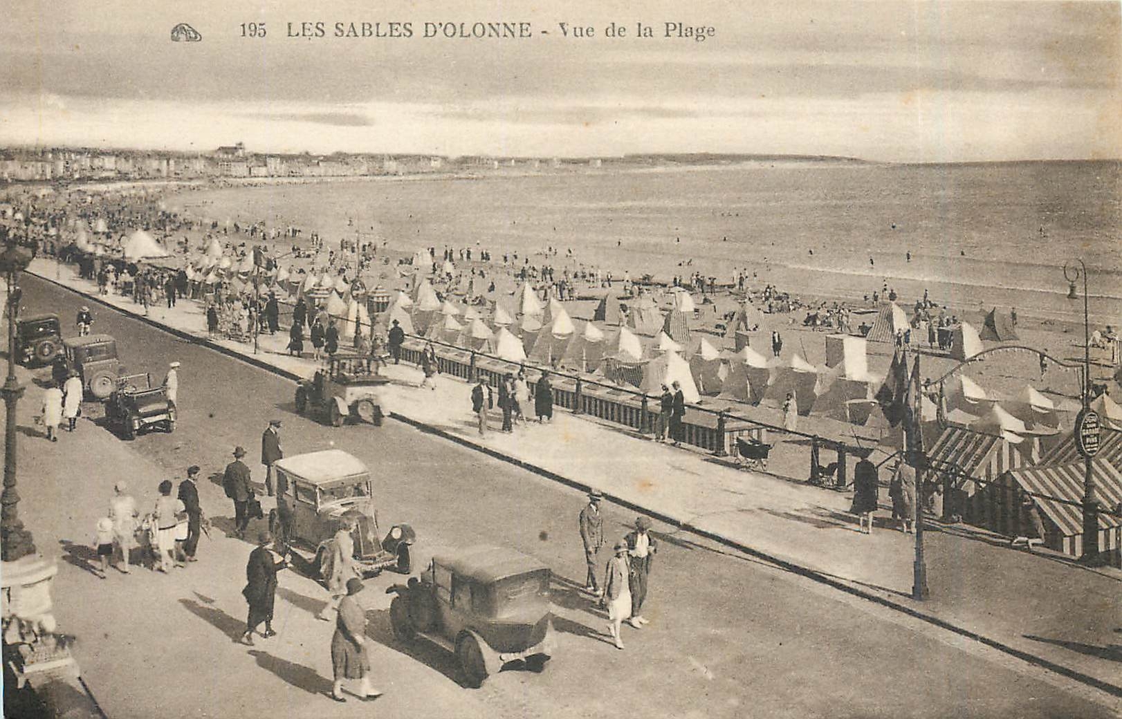 CPA Les Sables d'Olonne Vue de la Plage 