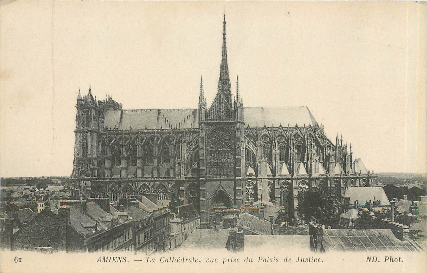 CPA Amiens La Cathedrale vue prise du Palais de Justice 