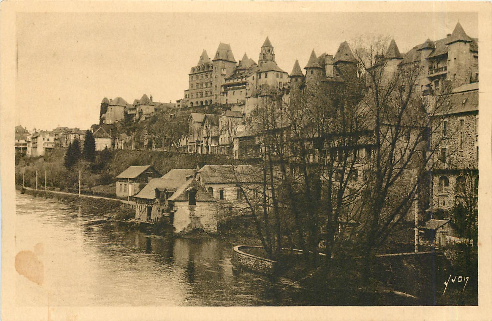 CPA Uzerche Correze Les bords de la Vezere et les vieux chateaux 
