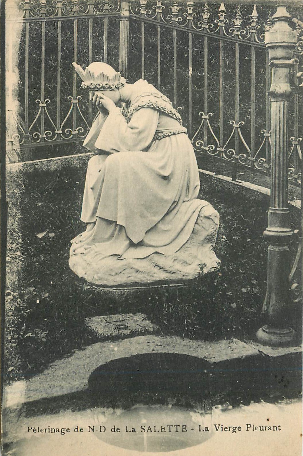 CPA Pelerinage de ND de La Salette La Vierge Pleurant 