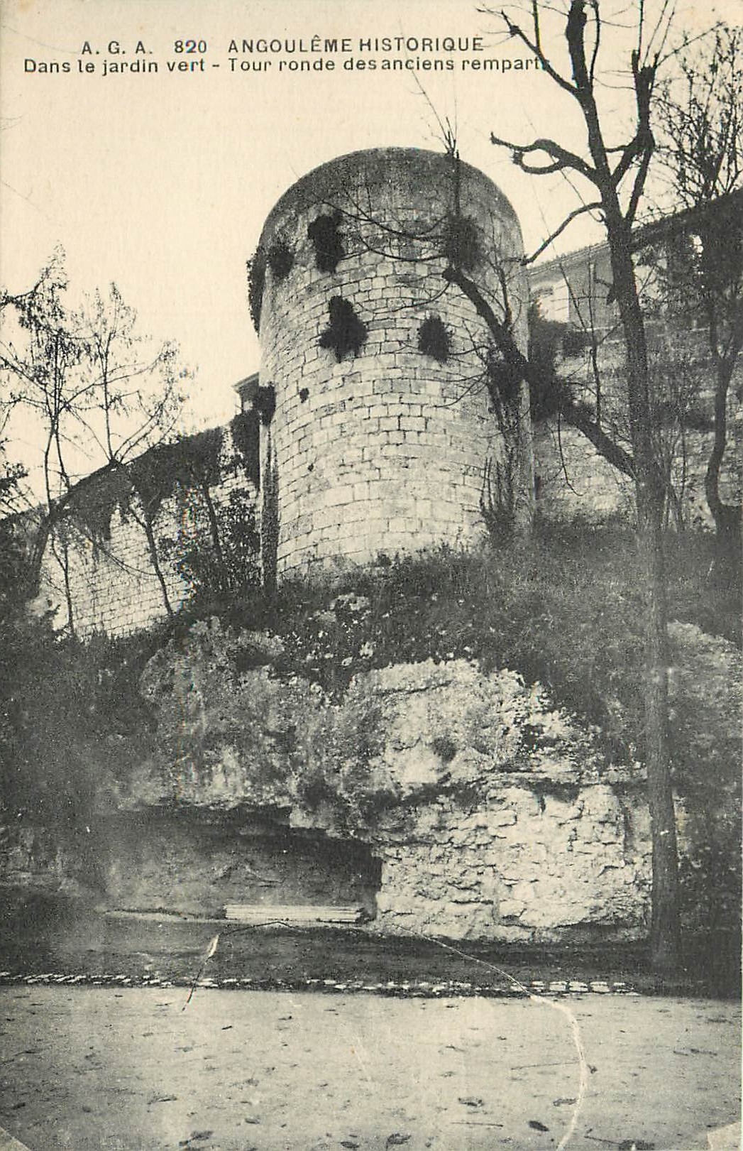Angoulême historique — Tour ronde des anciens remparts — A.G.A. 820