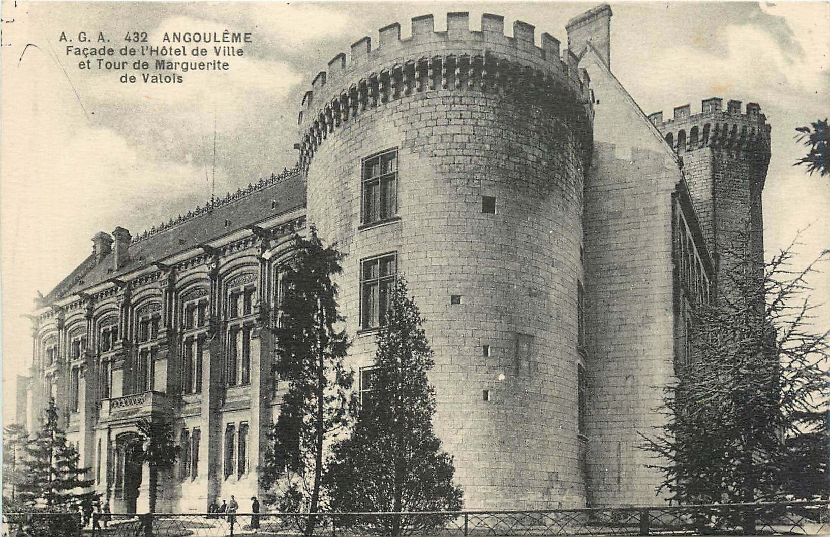 Angoulême — Fassade des Rathauses und Tour de Marguerite de Valois — A.G.A. 432
