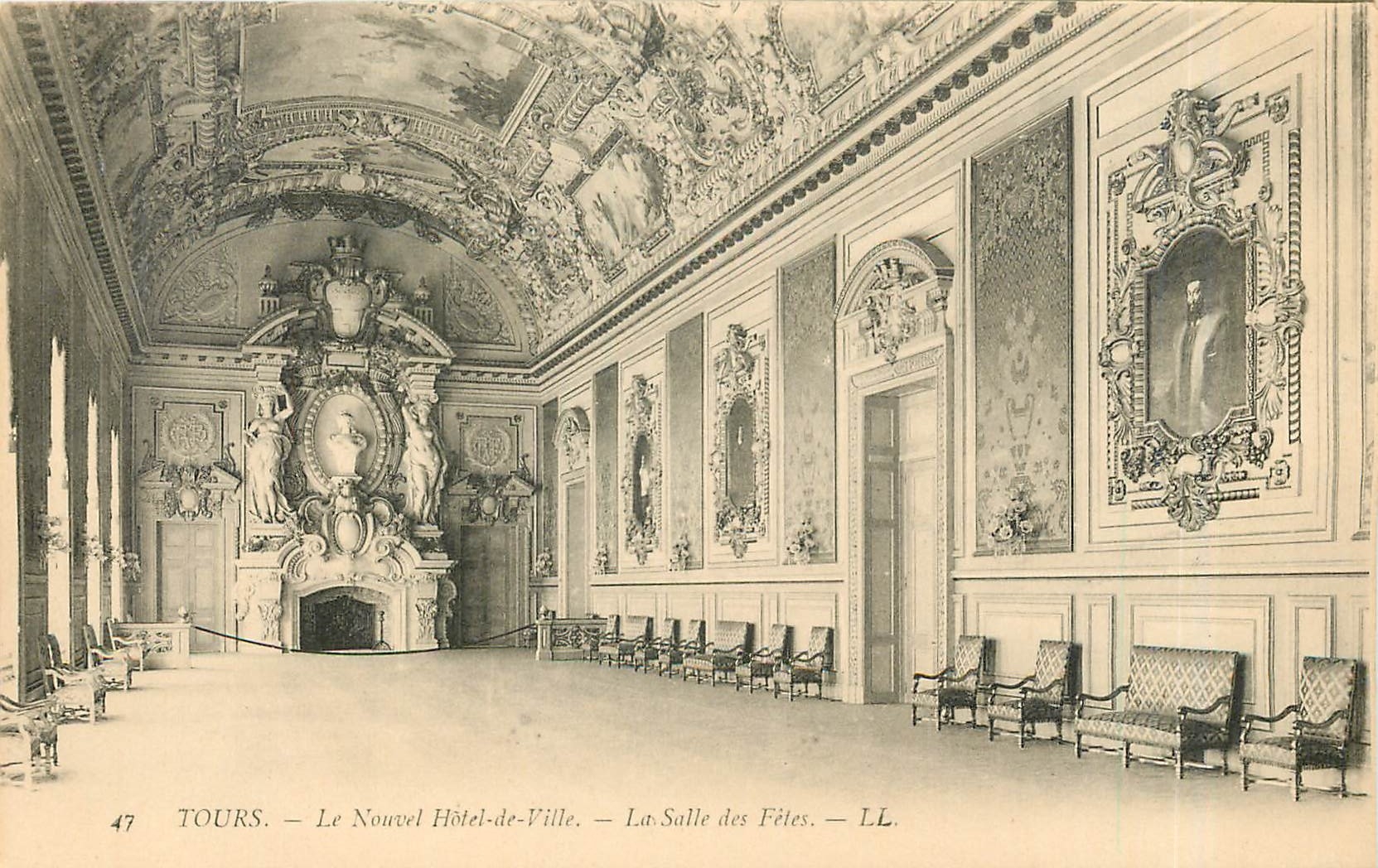 CPA Tours Le Nouvel Hotel de Ville La Salle des Fetes 