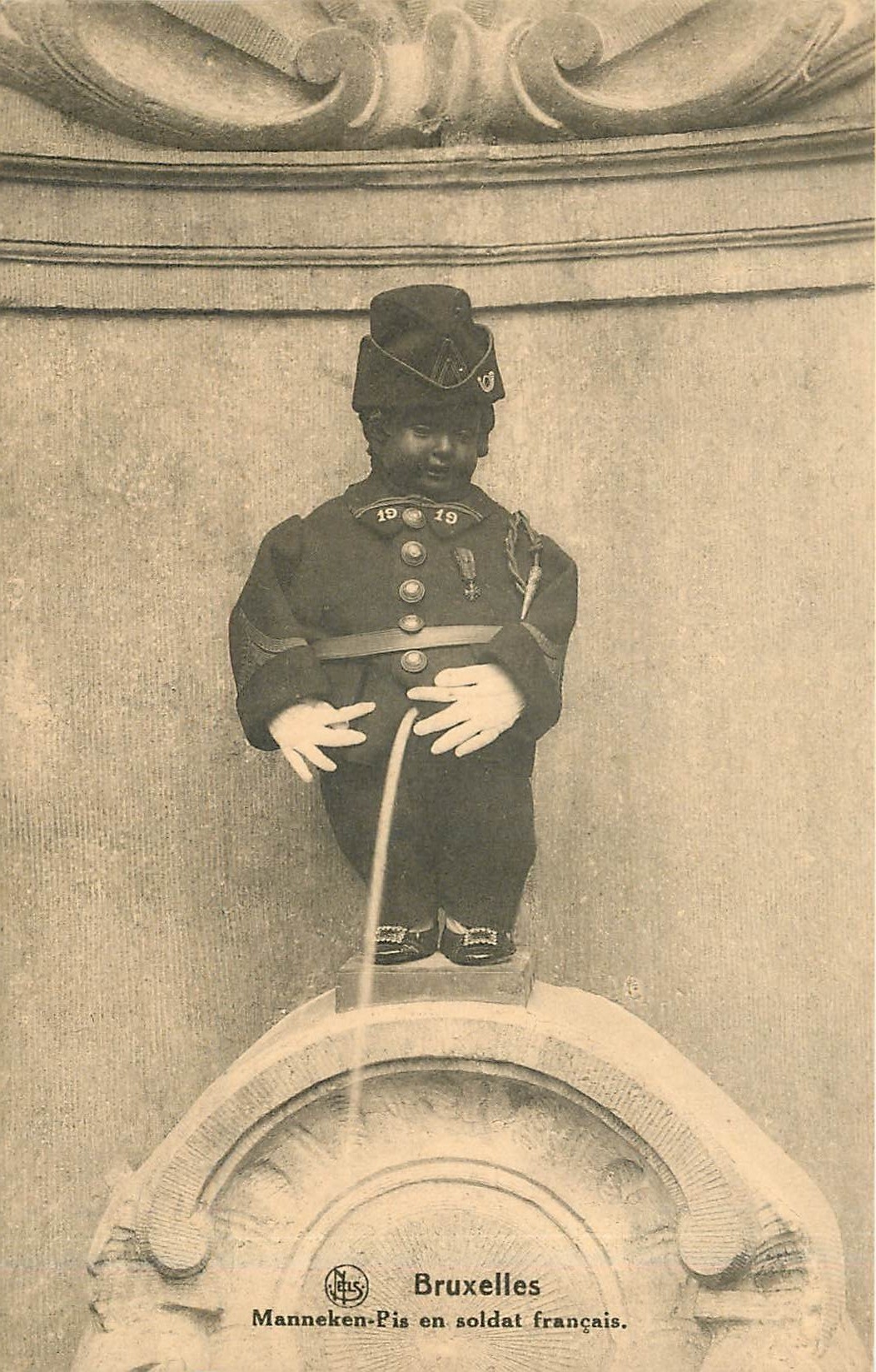 CPA Bruxelles Manneken Pis en soldat Francais 
