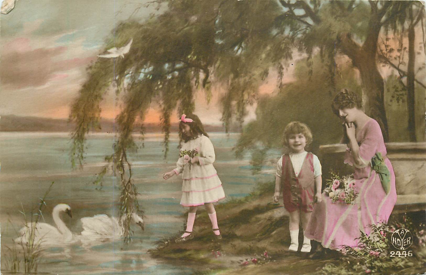 CPA Femme Enfant Cygnes