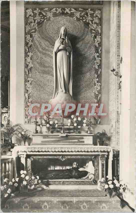 CPM Chapelle de la medaille miraculeuse autel de la vierge puissante chasse de Sainte Catherine Labo