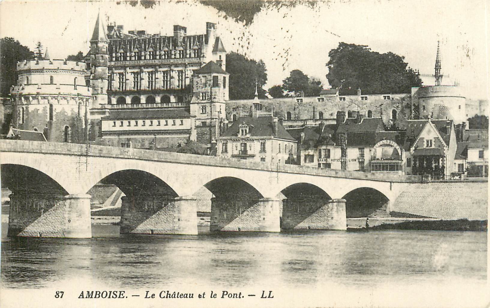 CPA Amboise le chateau et le Pont 