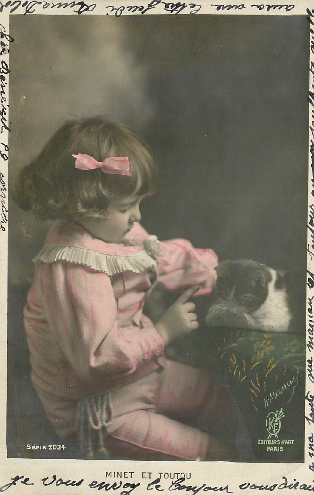 CPA Minet et toutou Enfant Chien