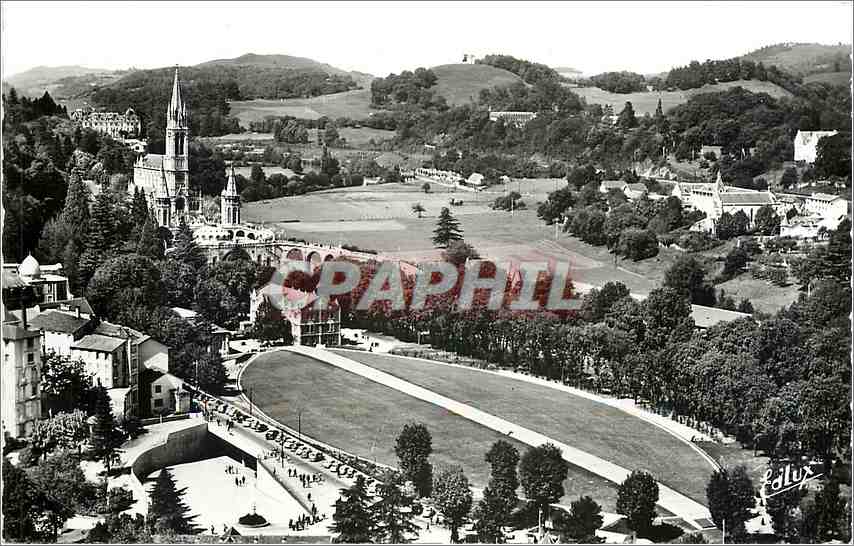 CPA Lourdes la Basilique et la Basilique Souterraine St Pie X 