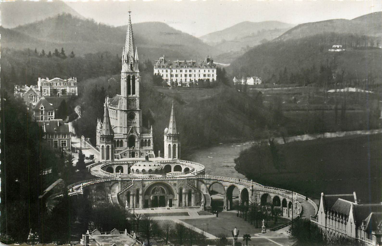 CPA Lourdes la Basilique vue du Chateau Fort 